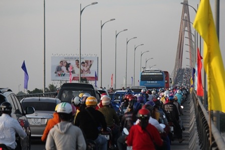 Dân miền Tây trở lại thành phố, tắc nghẽn cầu Rạch Miễu - 2 Các phương tiện bị ùn ứ khi qua cầu Rạch Miễu
