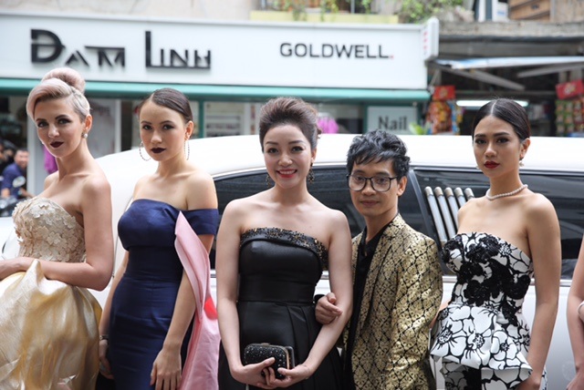 Dàn sao đi Limousine đến dự họp báo Lê Hoàng Hải - 9 Dàn sao đi Limousine đến dự họp báo Lê Hoàng Hải - 9