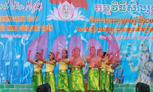 Đồng bào Khmer rộn ràng đón Tết cổ truyền - 10 Chương trình văn nghệ với những điệu múa đặc sắc của dân tộc Khmer.