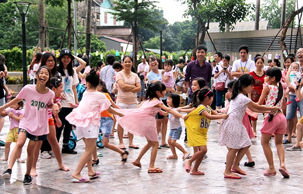 Trẻ em vui học làm đèn lồng Trung thu - 2 “Lễ hội đèn lồng handmade 2017” là sự kiện phi lợi nhuận đầu tiên thuộc dự án Về miền cổ tích, do Trung tâm dưỡng lão Diên Hồng tổ chức. Sự kiện đã trưng bày gần 1000 chiếc đèn lồng do chính các cụ ở Viện dưỡng lão và các bạn tinh nguyện viên tự làm, các sản phẩm này cũng được bán để quyên tiền mua quà trung thu cho các em nhỏ tại Trung tâm nuôi dưỡng trẻ mồ côi Hà Cầu (Hà Đông) và Trường chăm sóc, giáo dục trẻ khuyết tật Sóc Sơn (Hà Nội).