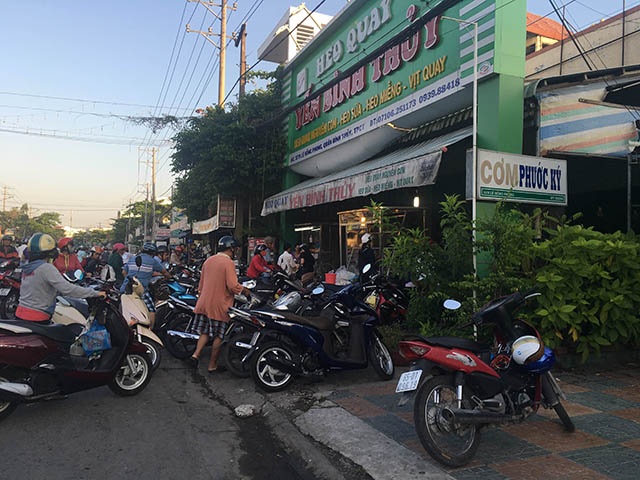 Nét khác biệt trong phong tục cúng Thần tài - Thổ địa ở miền Tây - 3
Mới 6h sáng một bán heo quay ở quận Bình Thuỷ - TP Cần Thơ đông nghẹt khách, xe đậu lấn cả lòng đường