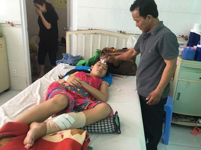 Kinh hoàng vi-rút ăn mòn bắp chân của nữ sinh cấp 2 - 1 Em Nguyễn Thị Hòa Nhã đã phải trải qua nhiều cuộc phẫu thuật ở nhiều bệnh viện nhưng đến nay em vẫn phải nằm một chỗ