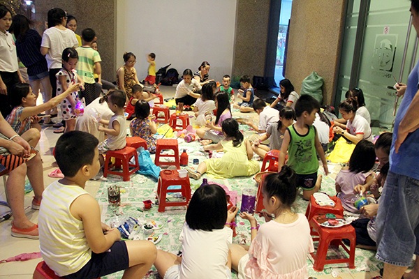 Trẻ em vui học làm đèn lồng Trung thu - 1
Hà Nội, ngày 16/9 vừa qua, sự kiện “Lễ hội đèn lồng handmade” được tổ chức với mục đích gây quỹ từ thiện để mua quà, tổ chức Trung thu cho trẻ em mồ côi, khuyết tật tại khu vực Hà Nội.