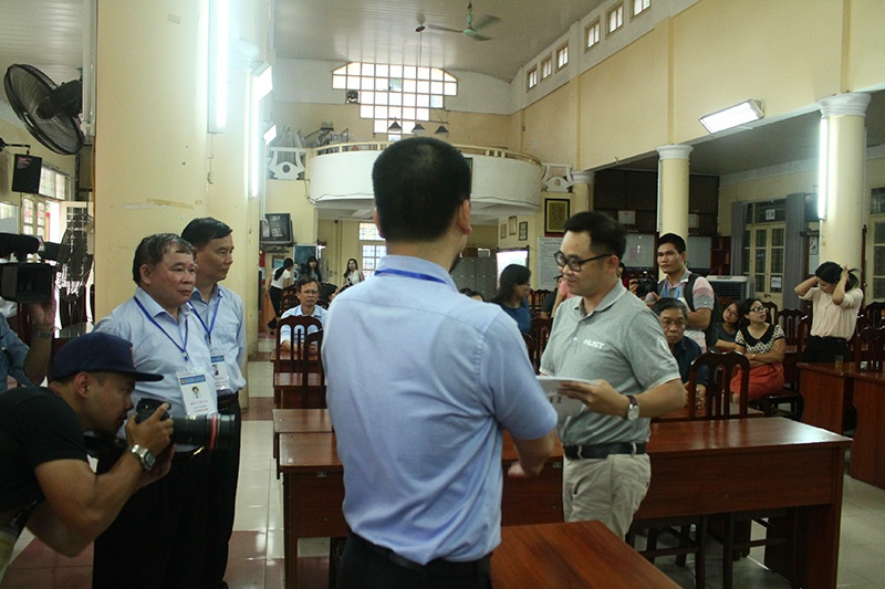Thứ trưởng Bùi Văn Ga động viên thí sinh trước môn thi đầu - 3 Sáng ngày 22/6, Thứ trưởng Bộ GD-ĐT Bùi Văn Ga thanh tra, kiểm tra tại điểm thi trường THPT Việt Đức, Hà Nội.