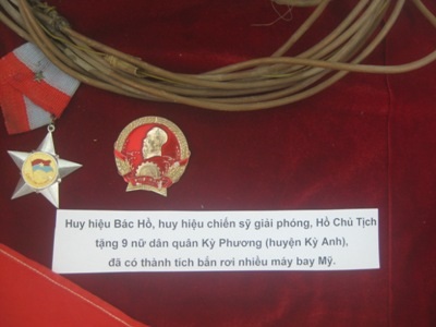 Nữ đội trưởng đội quân tóc dài “canh trời” bắn rơi máy bay Mỹ - 6 Huy hiệu đích thân Bác Hồ trao tặng đội nữ dân quân Kỳ Phương