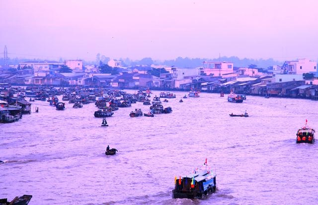 Chợ nổi Cái Răng họp từ tờ mờ sáng