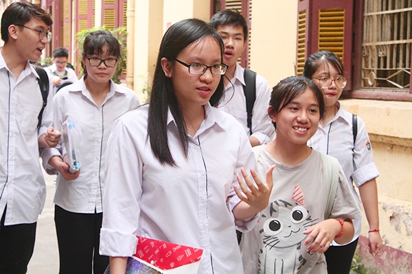 Thí sinh than đề Hóa và Lý khó, đề Sinh quá dài - 3
Thí sinh tại Hà Nội sau buổi thi sáng nay. (Ảnh: Mai Châm)
