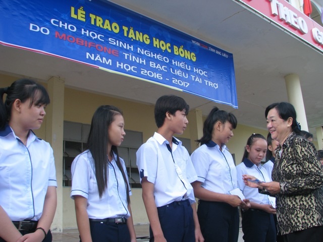 Hơn 1,8 tỷ đồng Quỹ khuyến học và xã hội hóa giáo dục - 1 Nhiều suất học bổng được Hội Khuyến học Bạc Liêu vận động từ các nhà tài trợ được trao đến tay học sinh nghèo.