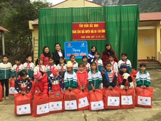 
Những suất quà của Tỉnh đoàn Bắc Ninh giúp các học sinh nghèo THCS Trưng Vương (Cao Bằng) có ngày Tết thêm ý nghĩa.
