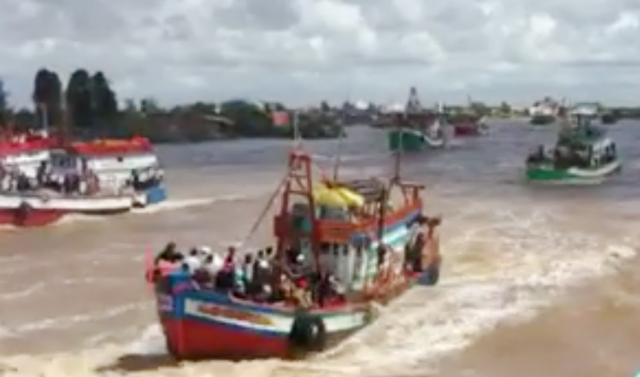 Khởi tố tài công trong vụ chìm tàu tại lễ hội Nghinh Ông - 1 Chiếc tàu trước khi bị chìm.