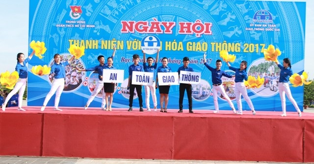 Hàng ngàn bạn trẻ Bạc Liêu tham dự ngày hội “Thanh niên với văn hoá giao thông” - 2 Tiết mục văn nghệ tuyên truyền giao thông của các bạn trẻ.