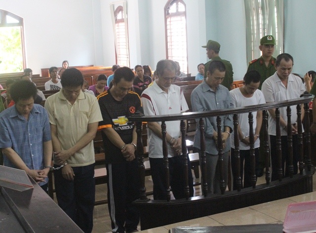 Băng trộm vàng đường sông bị tuyên phạt 89 năm tù - 1
7 bị cáo trong băng trộm vàng đường sông, gây hoang mang cho các hộ kinh doanh vàng ở miền Tây trong thời gian dài