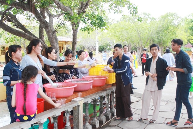 Bạc Liêu sôi nổi mừng Đại lễ Phật đản - 3 Phục vụ thức ăn, đồ uống chay cho các Phật tử đến tham gia lễ Phật đản.