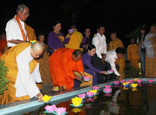 Bạc Liêu sôi nổi mừng Đại lễ Phật đản - 12 Thả hoa đăng mừng Đại lễ Phật đản tại Tịnh xá Ngọc Liên.