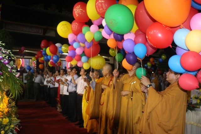 Bạc Liêu sôi nổi mừng Đại lễ Phật đản - 16 Tắm Phật là một lễ truyền thống (ảnh trên) và thả bong bóng tại Đại lễ Phật đản để cầu cho quốc thái dân an.