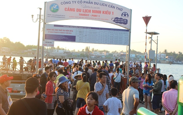 Bến tàu du lịch Cần Thơ hàng trăm khách đứng đợi tàu vì quá tải