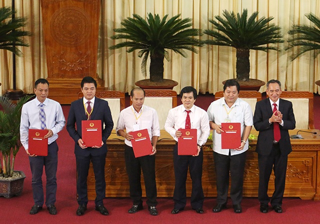 Thủ tướng: Sự hài lòng của nhân dân và doanh nghiệp là thước đo hiệu quả - 4 Lãnh đạo tỉnh Hậu Giang trao chứng nhận đầu tư cho các doanh nghiệp