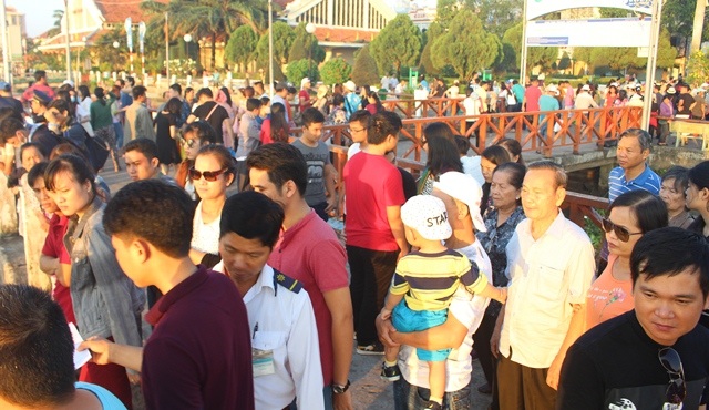 Cần Thơ: Đón trên trăm ngàn lượt khách trong 4 ngày lễ - 1 Bến tàu ở Bến Ninh Kiều (Cần Thơ) đông nghẹt đợi tàu đi chợ nổi
