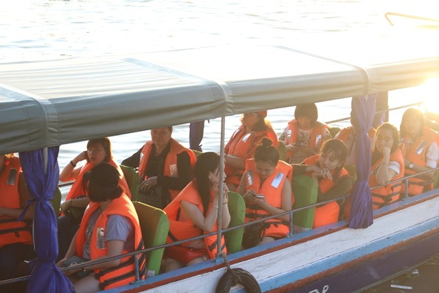 
Trên các thuyền du khách cũng chật cứng khách
