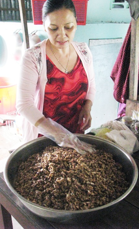 Con ong, thín và thêm gia vị như muối, đường,... rồi đem trộn đều với nhau là có một mẻ mắm ong thô.