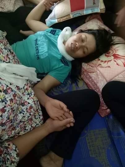 Đi phát quang đường băng cản lửa, học sinh lớp 10 chết đuối - 2
Mẹ em Thạch đau đớn trước cái chết của con trai mình.