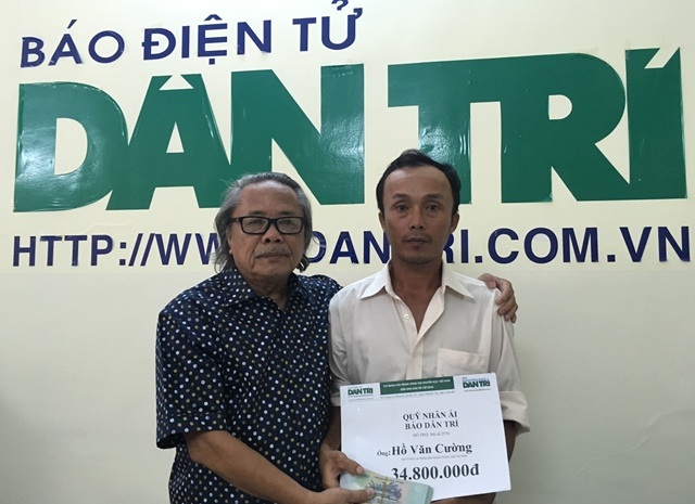 Hơn 34 triệu đồng đến với người đàn ông đưa vợ về nằm chờ… chết! - 1 Nhà báo Phan Huy trao tiền bạn đọc Dân trí ủng hộ cho gia đình ông Cường