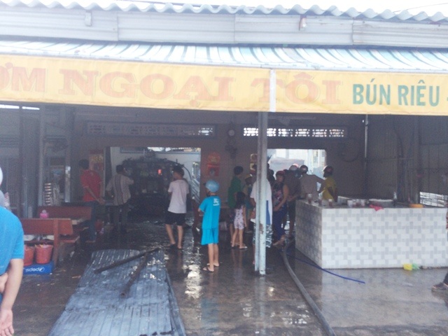 Quán cơm bún bị lửa thiêu rụi nghi do nổ bình gas - 1 Căn nhà cũng là nơi dùng để làm quán bán ăn uống tại xã Vĩnh Mỹ B, huyện Hòa Bình, tỉnh Bạc Liêu bất ngờ xảy ra cháy chiều ngày 7/9.
