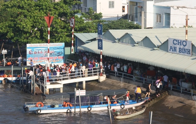 Bến tàu chợ An Bình để xuống chợ Nổi cũng kẹt cứng người