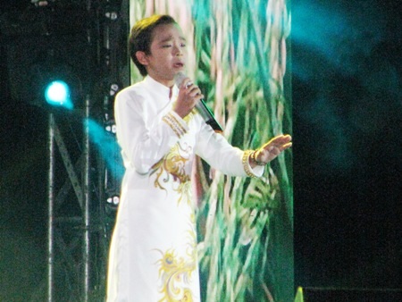 Hồ Văn Cường làm xúc động khán giả yêu mến với Bà Năm và Còn thương rau đắng mọc sau hè.