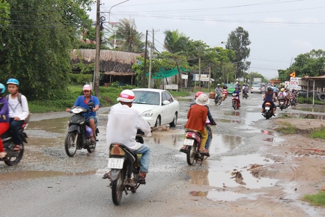 “Con đường đau khổ” ở Bạc Liêu: 7 năm vẫn… ì ạch thi công 7km đường! - 2 Đã 7 năm qua, tuyến đường Cao Văn Lầu vẫn là con đường đau khổ mà người dân ví von khi mỗi lần liều mình đi lại.