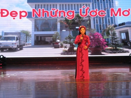 Ấm áp câu vọng cổ trong mùa xuân với những tấm lòng - 1
NSƯT Cẩm Tiên với bài Đẹp những ước mơ.