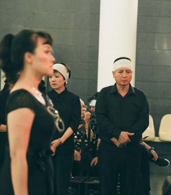 NSƯT Chí Trung: “Cả cuộc đời mẹ tôi chìm trong nỗi cô đơn” - 1 NSƯT Chí Trung đứng lặng lẽ trong đám tang đám tang của mẹ.