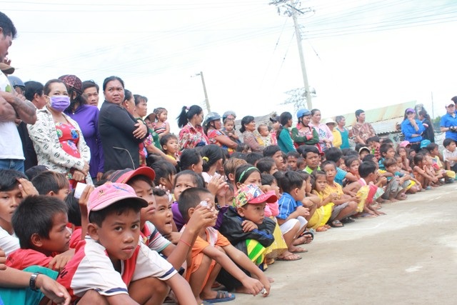 Đông đảo các em thiếu nhi khu làng cá và gia đình đến tham gia chương trình.