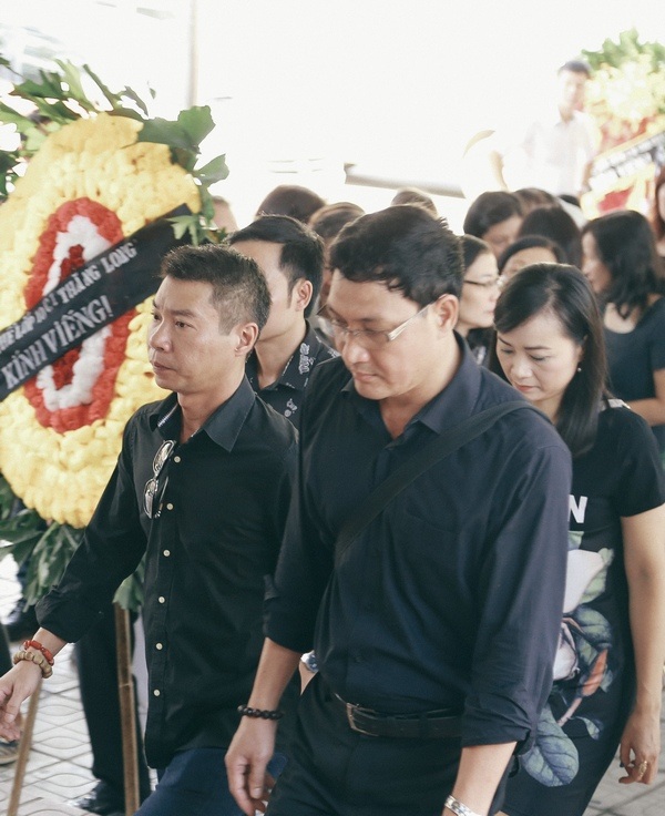 Dàn Táo Quân lặng lẽ đến tiễn biệt mẹ NSƯT Chí Trung - 1
NSƯT Công Lý và các đồng nghiệp ở Nhà hát Kịch Hà Nội đến viếng mẹ NSƯT Chí Trung.