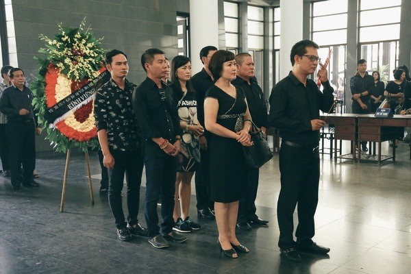 Dàn Táo Quân lặng lẽ đến tiễn biệt mẹ NSƯT Chí Trung - 3 NSND Trung Hiếu, NSND Minh Hoà cùng các nghệ sỹ lặng lẽ thắp hương tiễn biệt người quá cố.