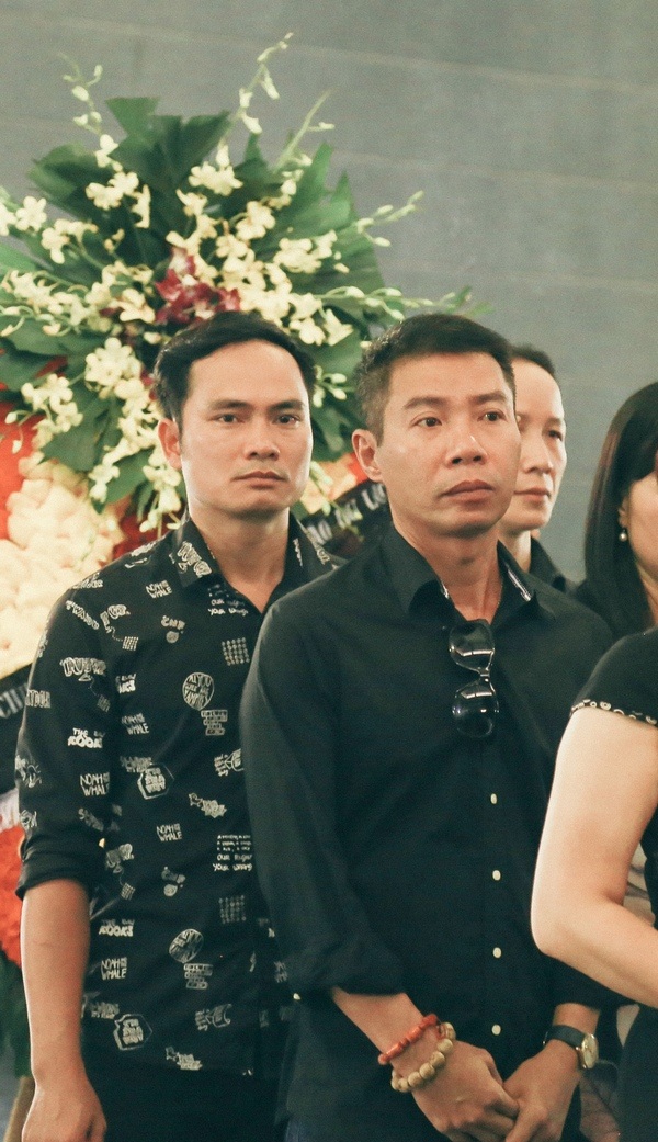 Dàn Táo Quân lặng lẽ đến tiễn biệt mẹ NSƯT Chí Trung - 2 Dàn Táo Quân lặng lẽ đến tiễn biệt mẹ NSƯT Chí Trung - 2