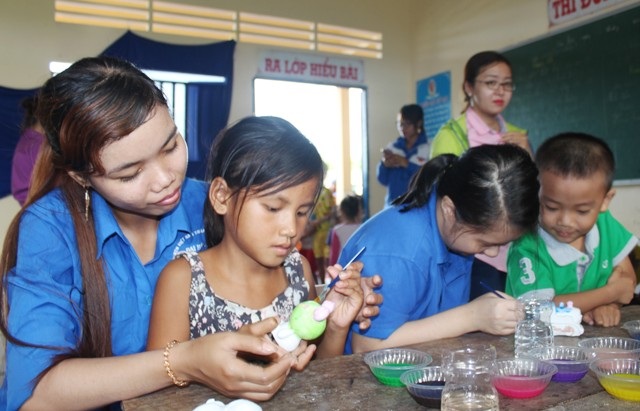 Tuổi trẻ Bạc Liêu mang Tết Thiếu nhi đến sớm với trẻ em nghèo làng cá - 4 Các bạn trẻ hết mình vì các em qua những trò chơi vui tươi, phấn khởi.