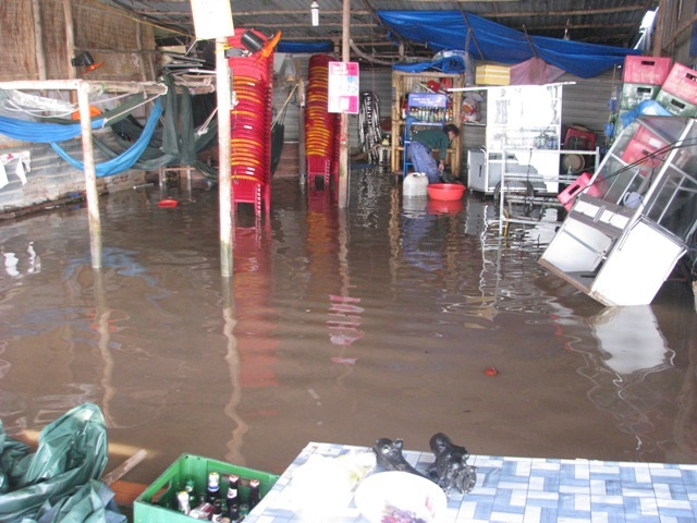 Sóng đánh sập bờ kè, tan tác nhà dân - 2 Sóng đánh sập bờ kè, tan tác nhà dân - 2