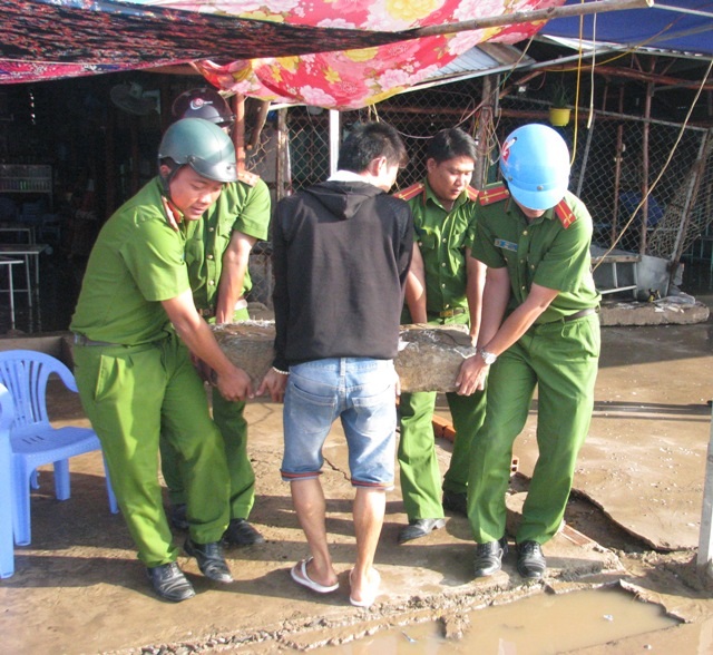 Sóng đánh sập bờ kè, tan tác nhà dân - 6 Sóng đánh sập bờ kè, tan tác nhà dân - 6