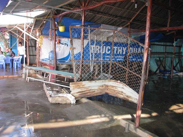 Sóng đánh sập bờ kè, tan tác nhà dân - 3 Sóng đánh sập bờ kè, tan tác nhà dân - 3