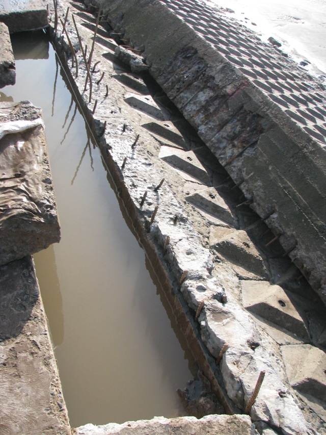 Sóng đánh sập bờ kè, tan tác nhà dân - 9
Đoạn bê tông bị sập, trơ lại thanh sắt bị gãy ngang như thế này.