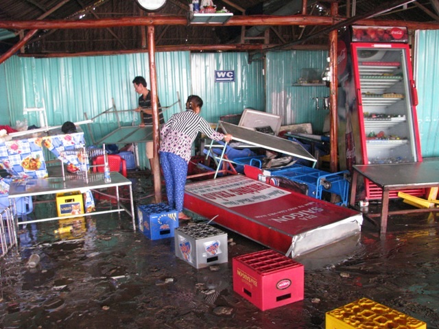 Sóng đánh sập bờ kè, tan tác nhà dân - 4
Nhiều nhà dân bị sóng biển tấn công gây thiệt hại không nhỏ.
