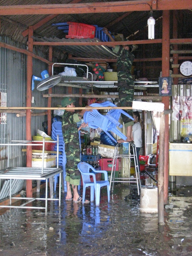 Sóng đánh sập bờ kè, tan tác nhà dân - 8
Lực lượng công an, bộ đội biên phòng địa phương hỗ trợ người dân dọn dẹp.
