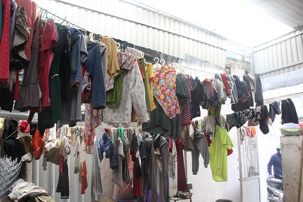 Sống giữa Thủ đô, 48 tuổi 14 lần sinh nở... tại nhà - 6 
Quần áo của cả nhà giăng kín mấy dây phơi.