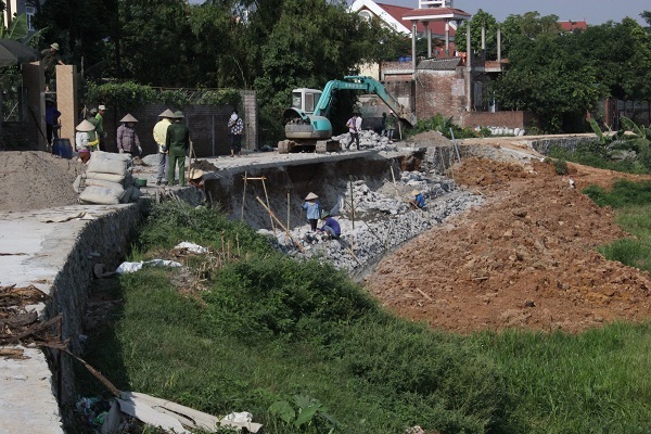 Gấp rút "vá" con đường chưa xây xong đã sụt sâu hàng mét ở Hà Nội - 6
Đơn vị thi công gấp rút sửa chữa.