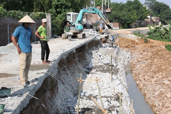 Gấp rút "vá" con đường chưa xây xong đã sụt sâu hàng mét ở Hà Nội - 4 Gấp rút "vá" con đường chưa xây xong đã sụt sâu hàng mét ở Hà Nội - 4