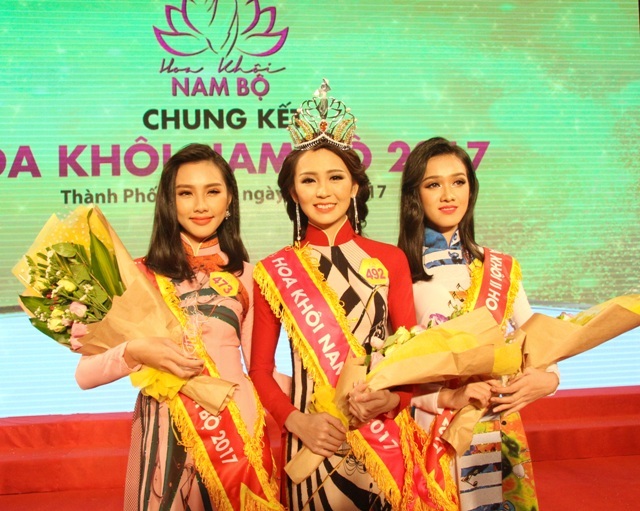 Người đẹp An Giang đăng quang Hoa khôi Nam Bộ 2017 - 7
Hoa khôi Nguyễn Thị Hải Yến (giữa), Á khôi 1 Nguyễn Thúc Thùy Tiên (trái) và Á khôi 2 Đỗ Ngọc Vĩnh Nghi.