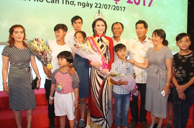Gia đình cùng chúc mừng Hải Yến sau khi đăng quang Hoa khôi Nam Bộ 2017. Cô cũng cho biết, theo học ngành Y một phần là muốn làm vui lòng ba mẹ.
