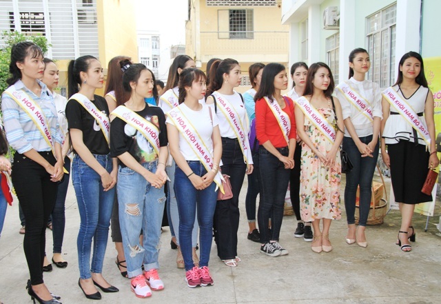 Người đẹp Hoa khôi Nam Bộ xúc động thăm những mảnh đời bất hạnh - 1 Nhiều thí sinh tham gia cuộc thi Hoa khôi Nam Bộ 2017 đã tham gia chuyến thiện nguyện ý nghĩa tại TP Cần Thơ.