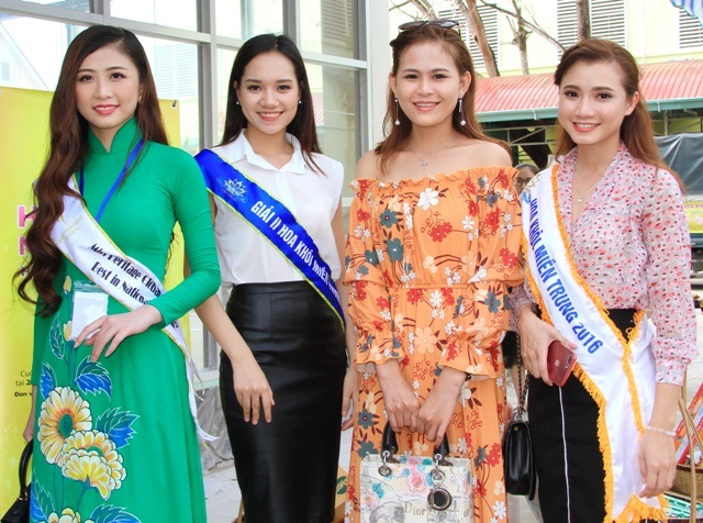 Người đẹp Hoa khôi miền Trung hội ngộ ở đất Tây Đô - 1
Nguyễn Bích Ngọc (bìa phải), Tô Mai Thùy Dương (áo trắng) và Trương Thái Thùy Dương (áo dài xanh) cùng hội ngộ tại đất Tây Đô.
